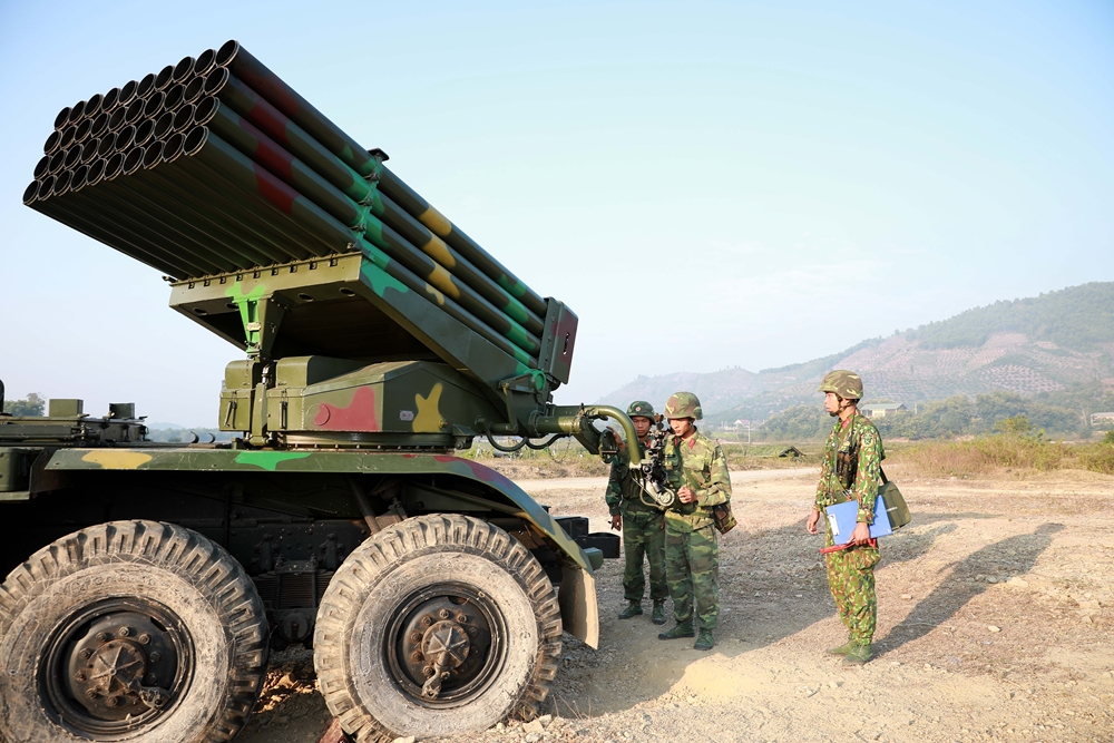 Pháo phản lực BM-21 của Lữ đoàn 368 cơ động vào vị trí, chuẩn bị chiến đấu.