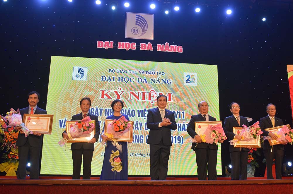 Đại học Đà Nẵng: 7 nhà giáo đón nhận Huân chương Lao động