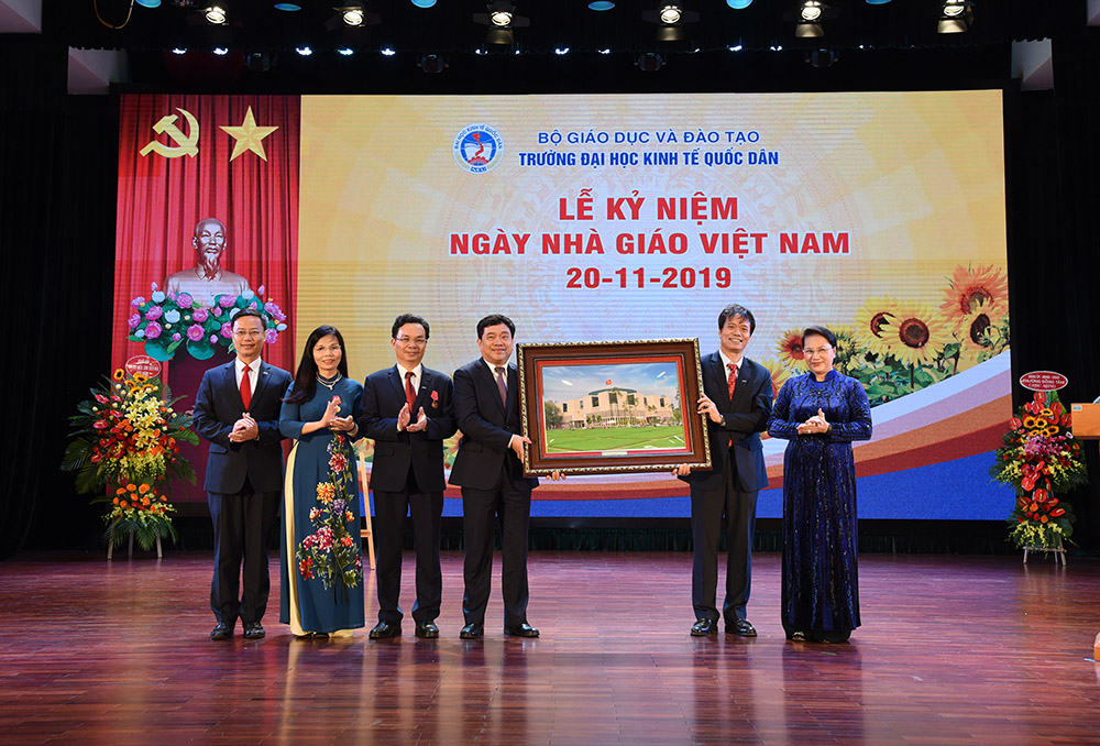 Chủ tịch Quốc hội Nguyễn Thị Kim Ngân dự Lễ kỷ niệm Ngày Nhà giáo Việt Nam tại Trường Đại học Kinh tế quốc dân