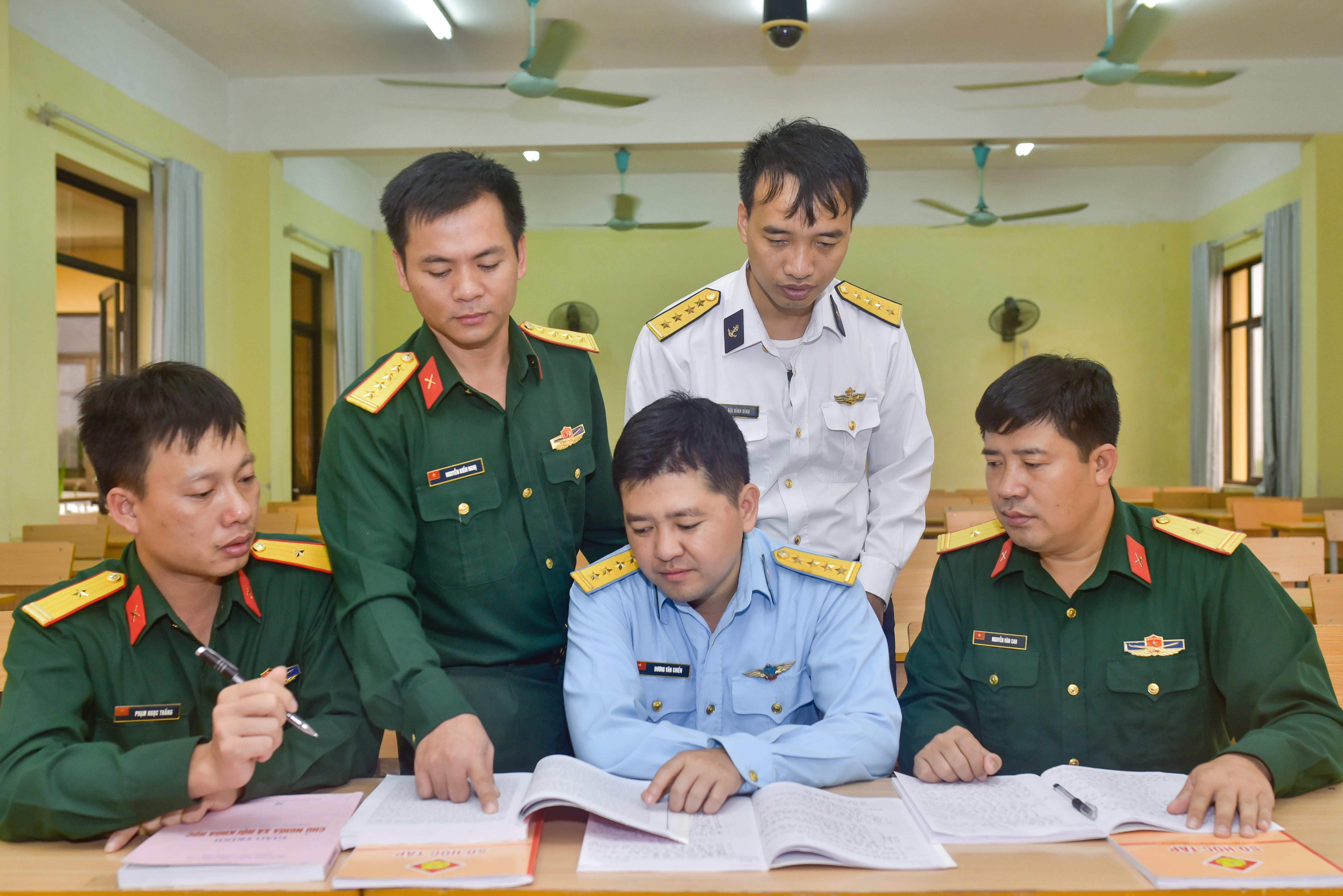 Góp phần đào tạo những giảng viên cho quân đội
