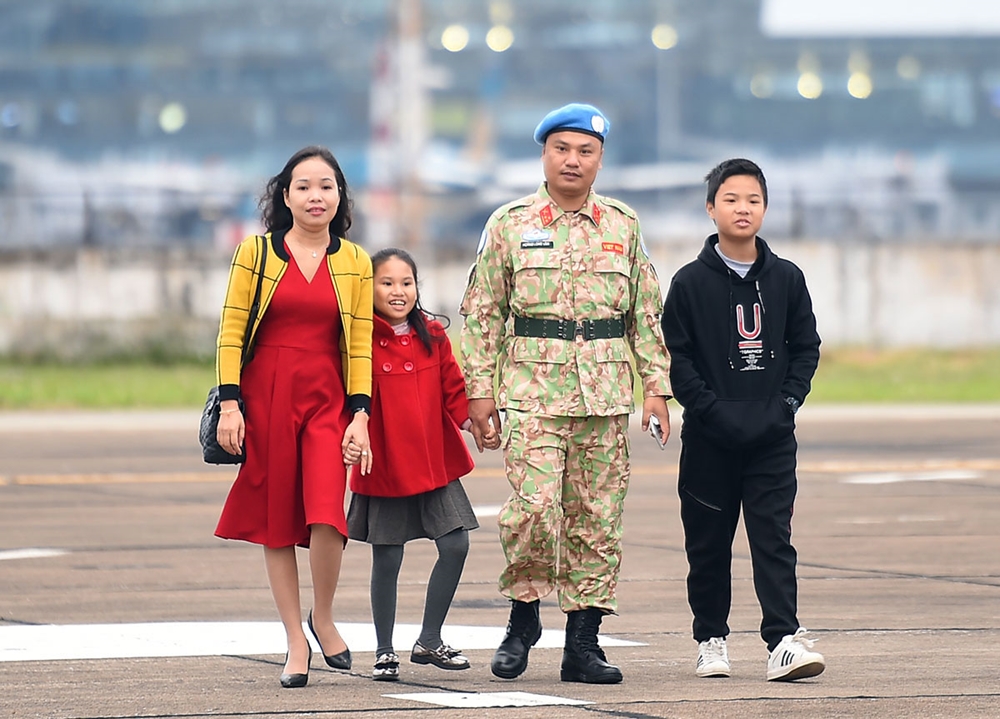 Những nụ cười tươi vui, háo hức sẽ là hành trang ngọt ngào theo chân các chiến sĩ mũ nồi xanh khi làm nhiệm vụ xa Tổ quốc.