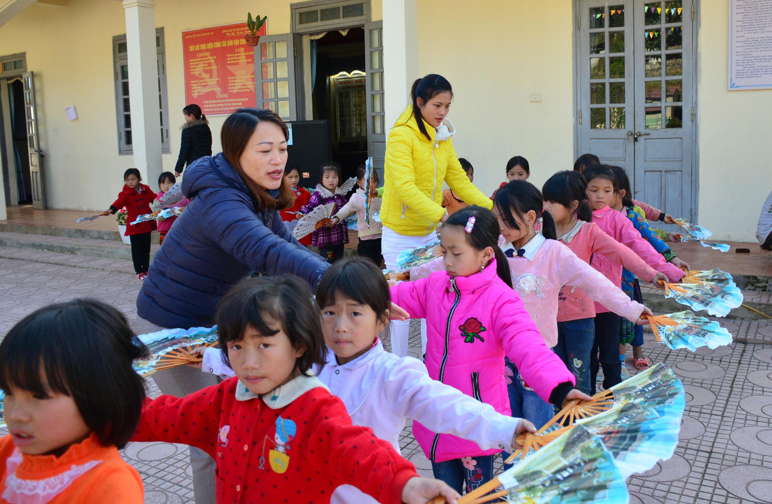 Cô giáo như mẹ hiền