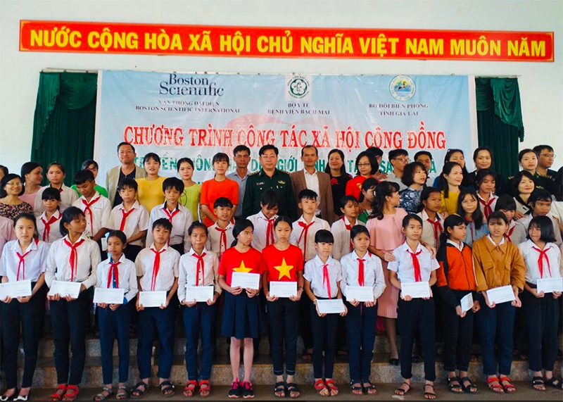 Tặng quà, sách và truyền thông giáo dục giới tính cho học sinh trên biên giới Gia Lai