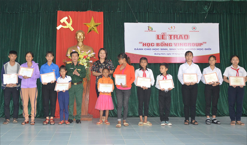 Trao 122 suất học bổng tặng học sinh, sinh viên có hoàn cảnh khó khăn

