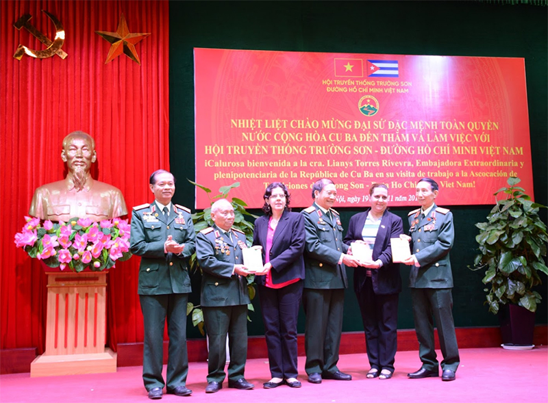 Đoàn cán bộ Đại sứ quán Cuba thăm và làm việc với Hội Truyền thống Trường Sơn


