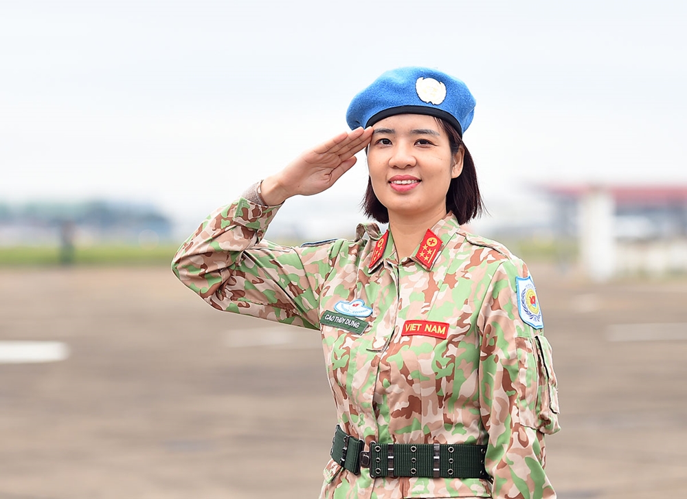 Các chiến sĩ chào người thân và Tổ quốc trước khi lên đường.
