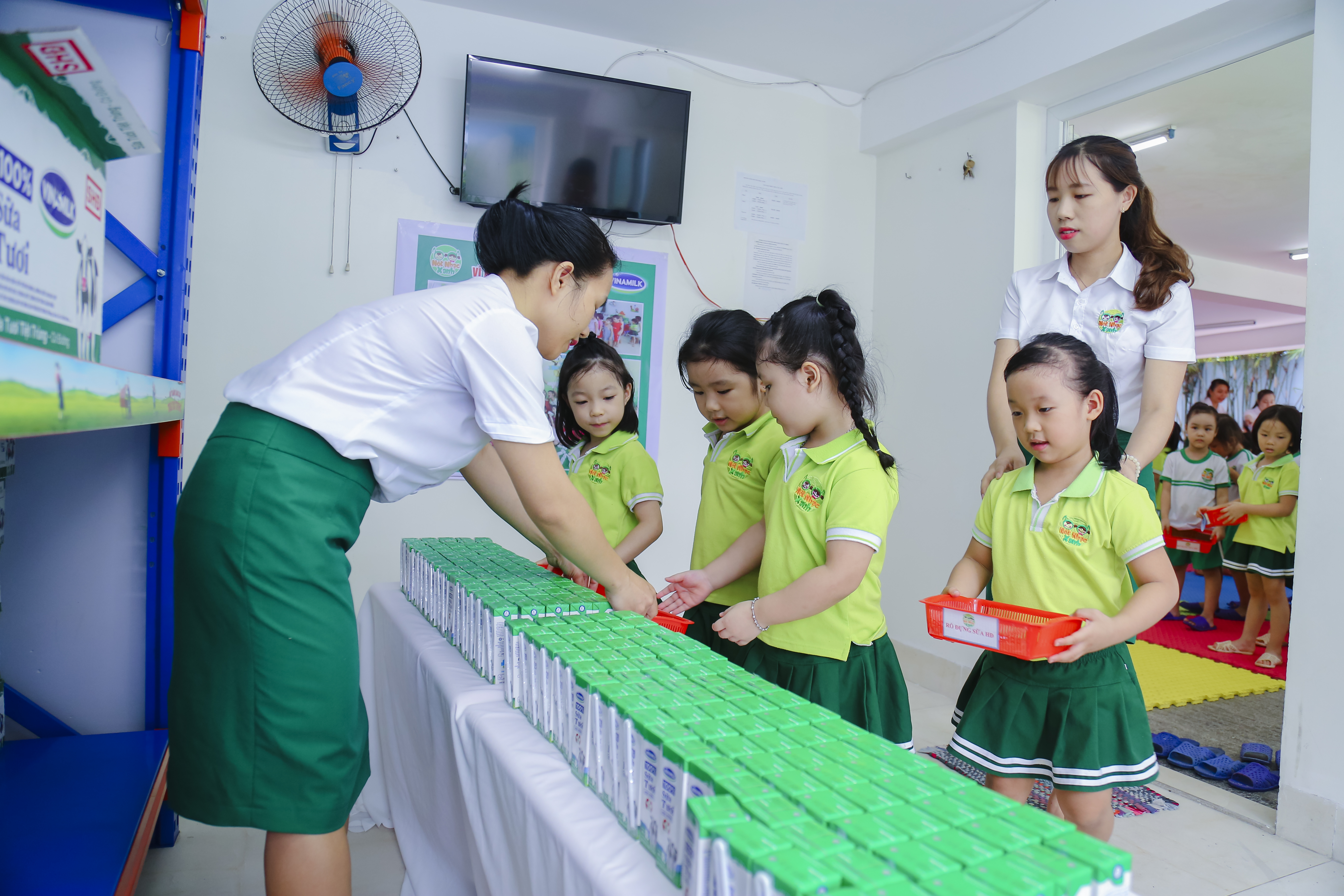 Nỗ lực thầm lặng của thầy cô vì niềm vui uống sữa của học sinh