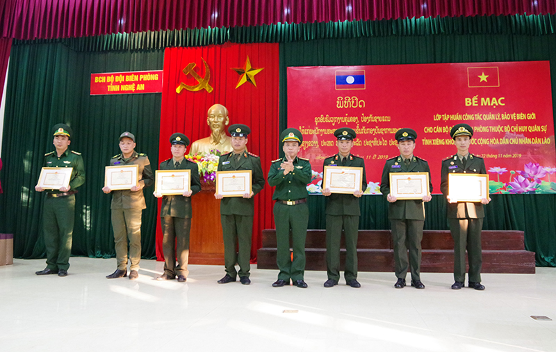 Nghệ An: Bế giảng tập huấn công tác quản lý bảo vệ biên giới cho cán bộ Quân đội Lào

