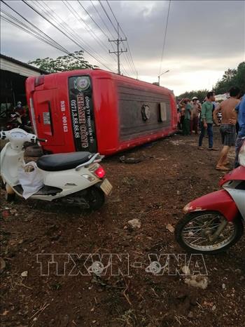 Bình Phước: Lật xe khách, nhiều hành khách bị thương 