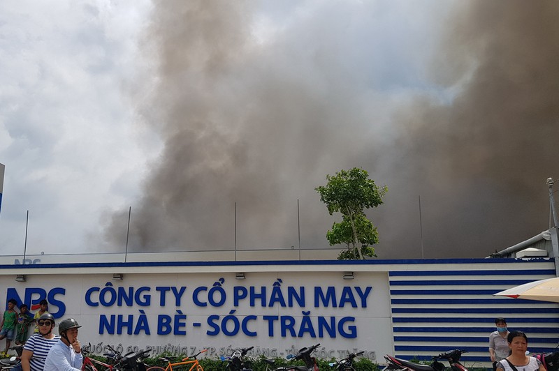 Cháy lớn thiêu rụi xưởng May Nhà Bè tại Sóc Trăng
