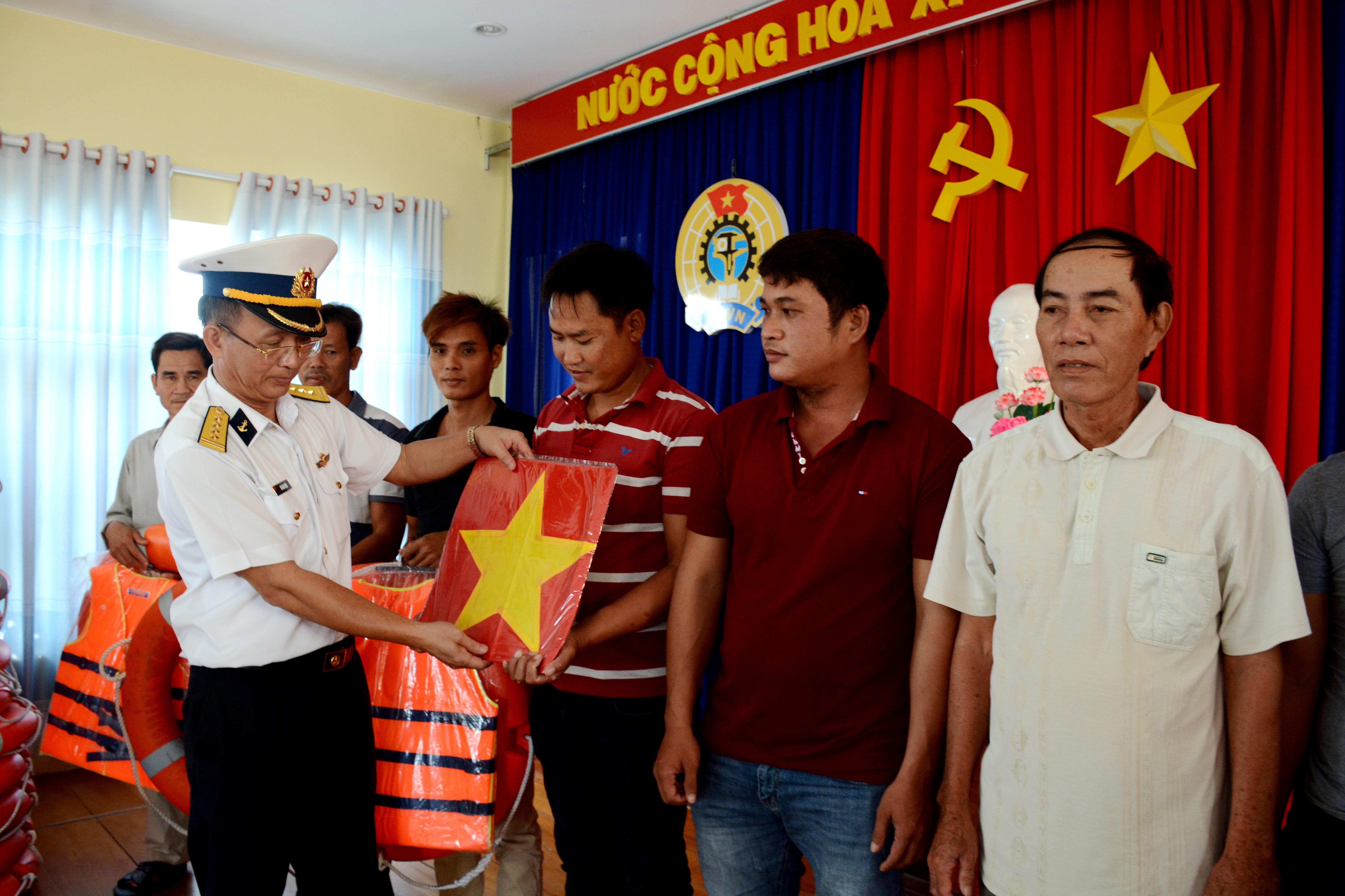 Điểm tựa giúp ngư dân vươn khơi, bám biển