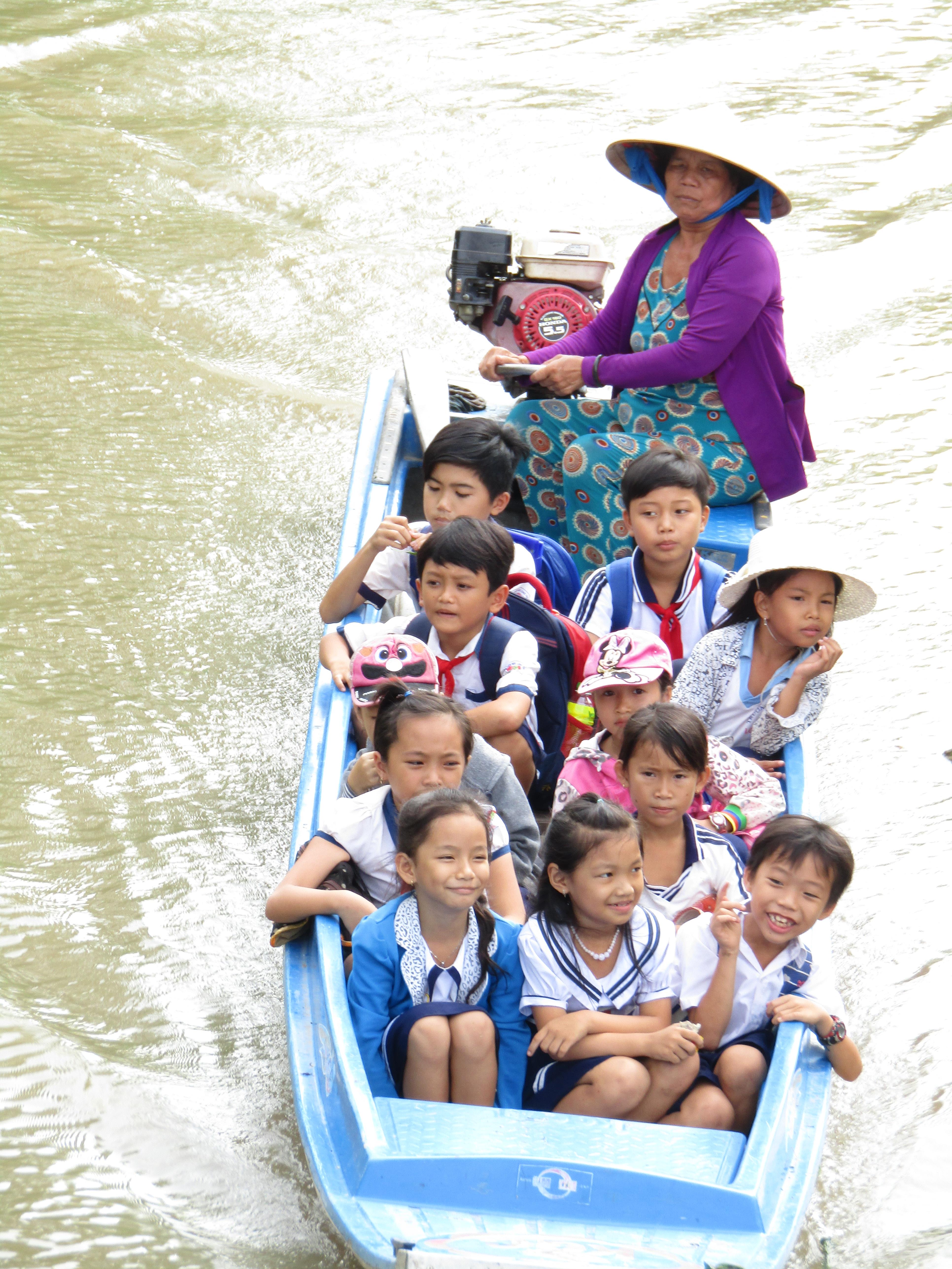 Bà Bảy đưa đò 