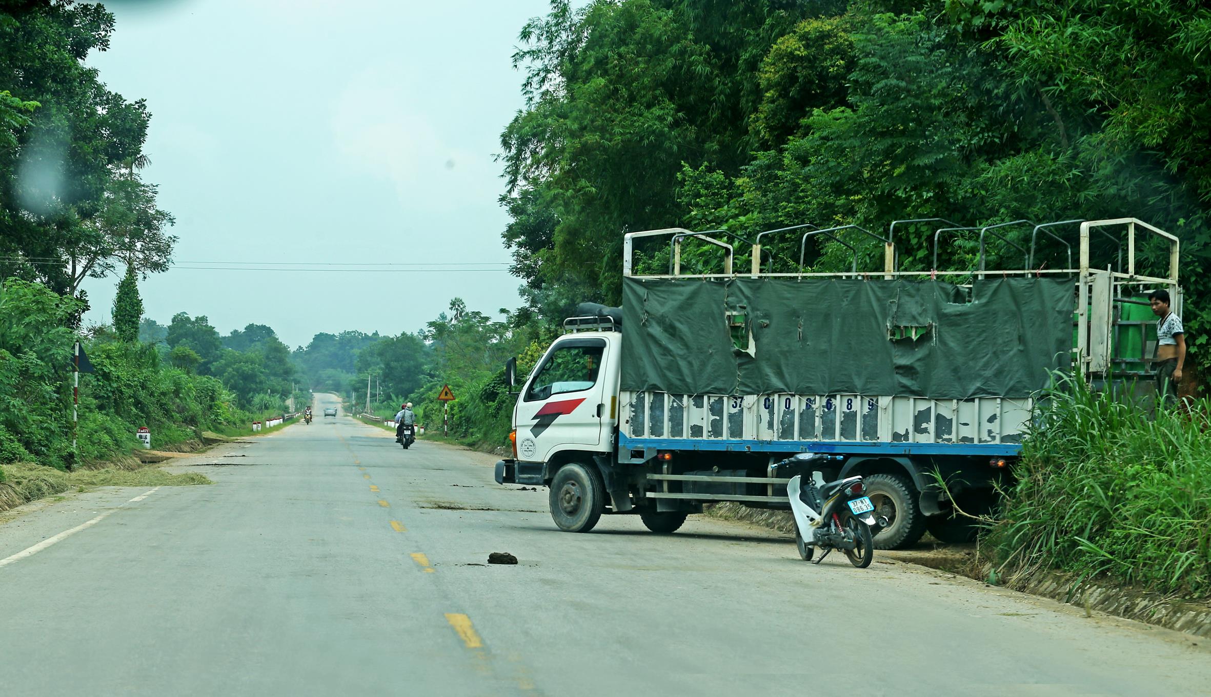 Dừng đỗ nguy hiểm trên Đường Hồ Chí Minh