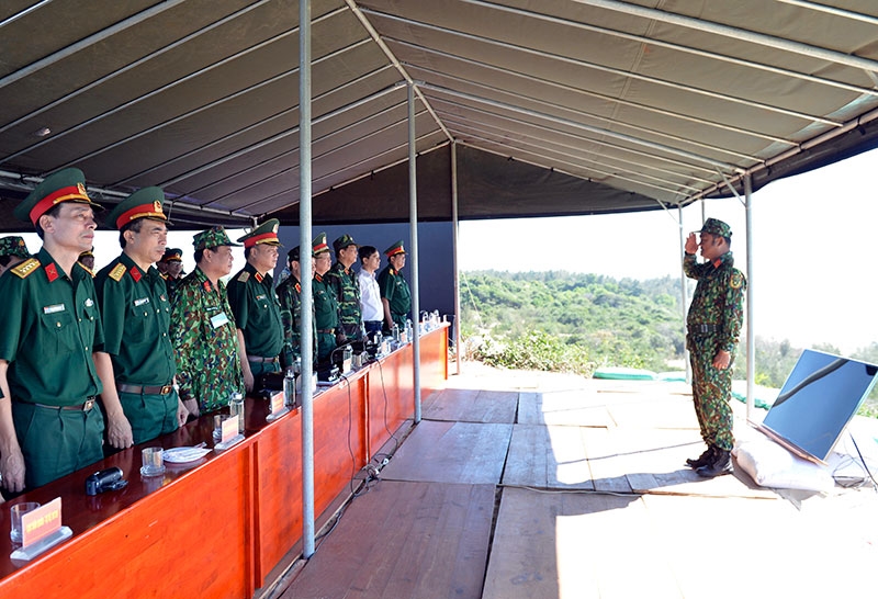 Đại tá Lê Xuân Thế, Sư đoàn trưởng Sư đoàn 302, báo cáo công tác thực hiện nhiệm vụ diễn tập với Thủ trưởng Bộ Tư lệnh Quân khu 7.