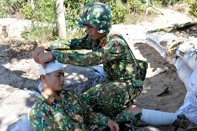 Lực lượng quân y sơ cứu, băng bó cho thương binh.