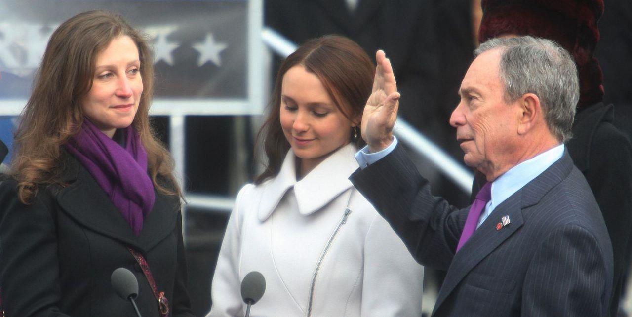 Khi tỷ phú truyền thông dọa “đánh bại” tỷ phú bất động sản