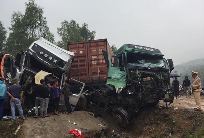 Nghệ An: Tai nạn liên hoàn giữa 2 xe container và máy xúc
