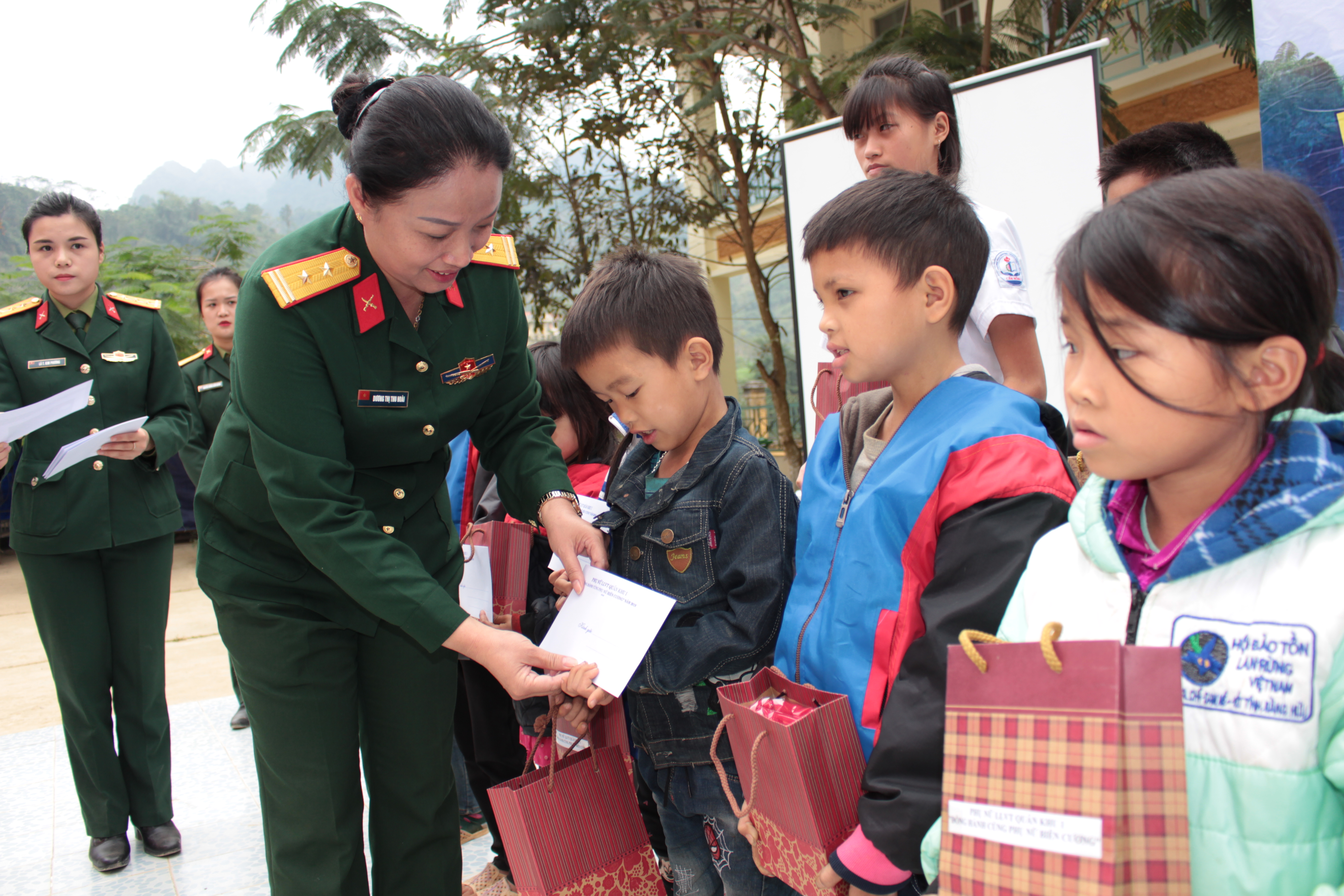 Phụ nữ LLVT Quân khu 1 tổ chức chương trình “Đồng hành cùng phụ nữ biên cương”