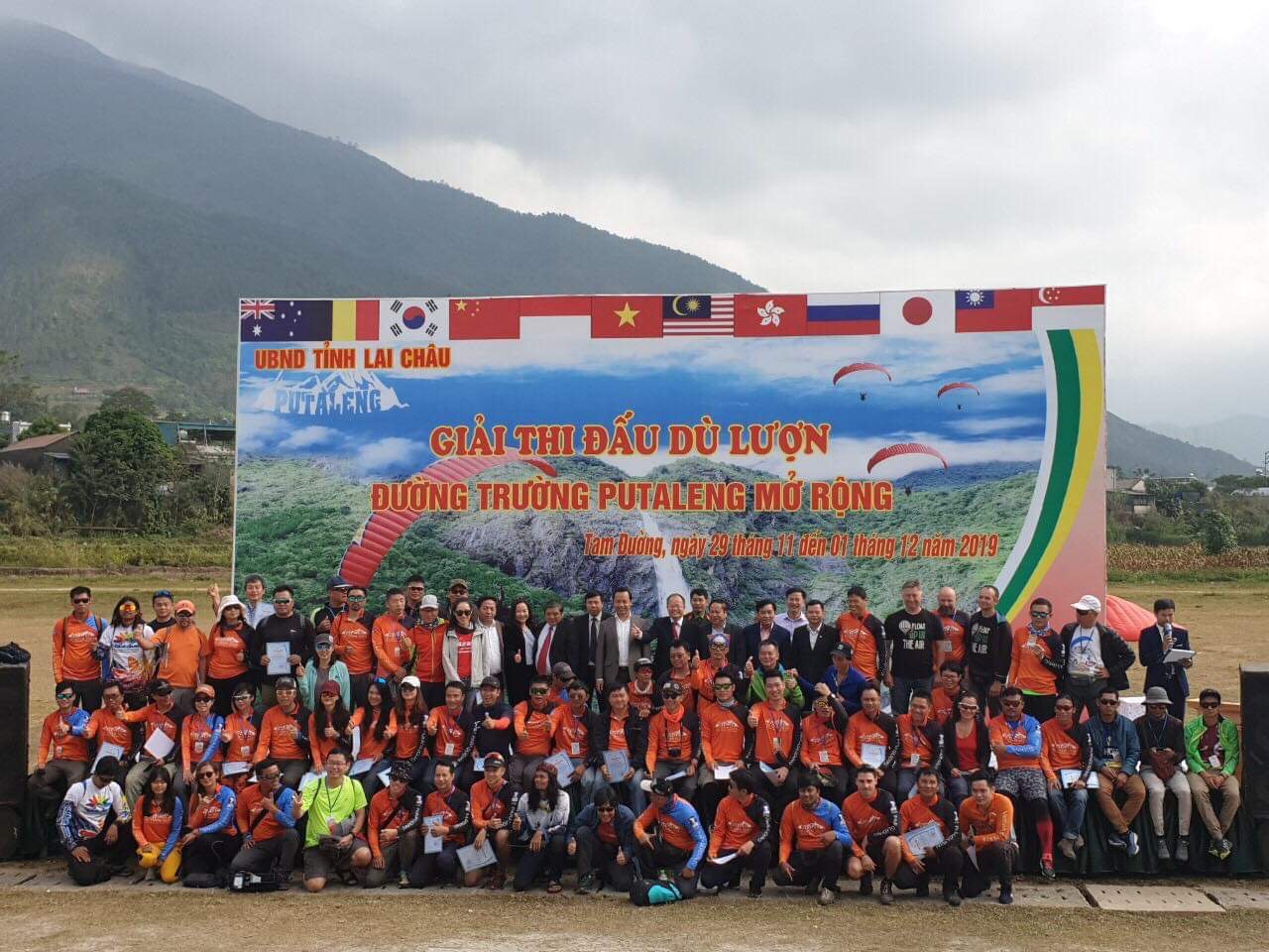 Khai mạc giải thi đấu dù lượn quốc tế đường trường tại Lai Châu