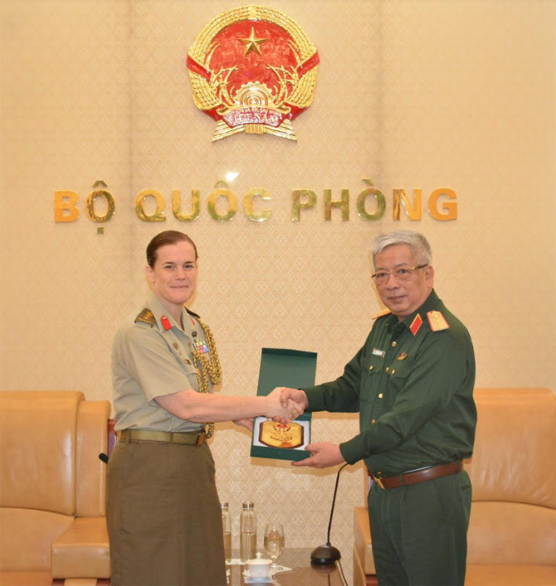 Thượng tướng Nguyễn Chí Vịnh tiếp Tùy viên Quốc phòng Australia