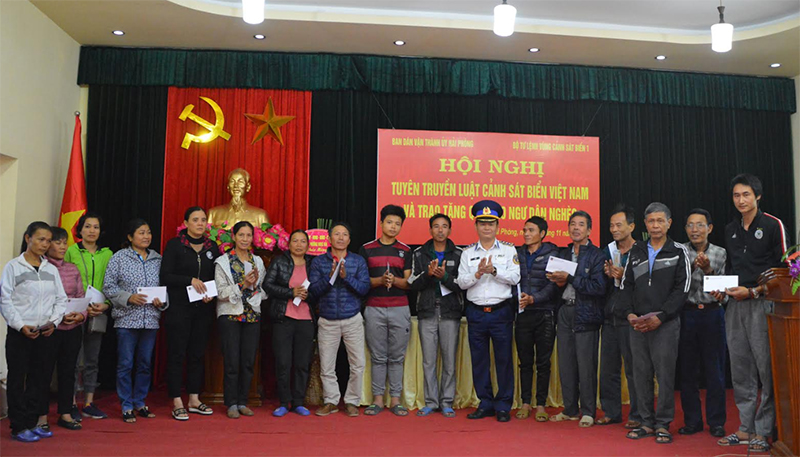Phối hợp tuyên truyền Luật Cảnh sát biển Việt Nam và tặng quà cho ngư dân nghèo tại Hải Phòng
