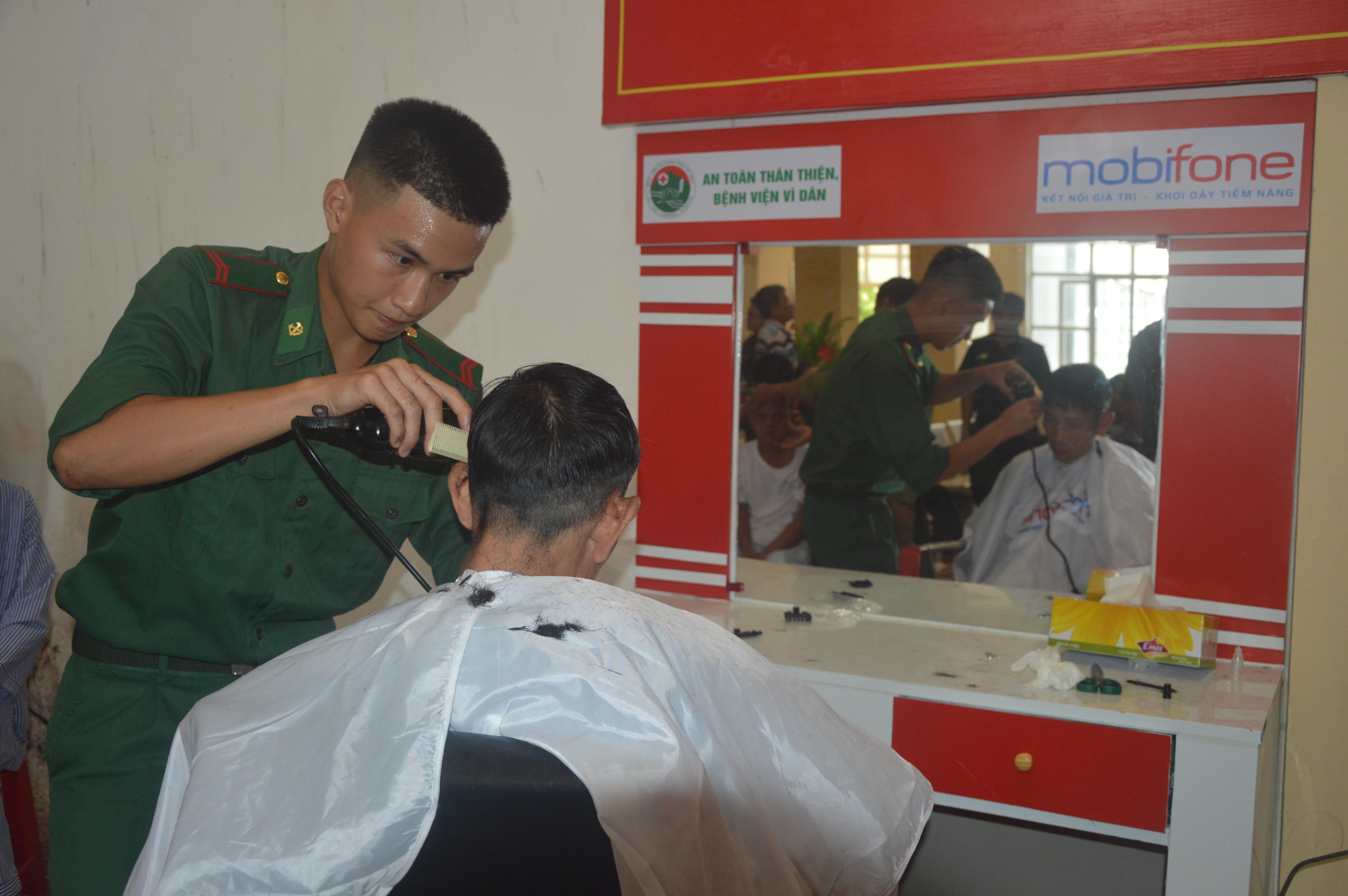 Điểm cắt tóc miễn phí giúp bệnh nhân

