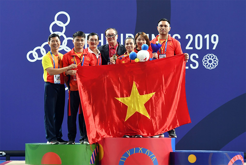 Vương Thị Huyền bật khóc với tấm HCV cử tạ