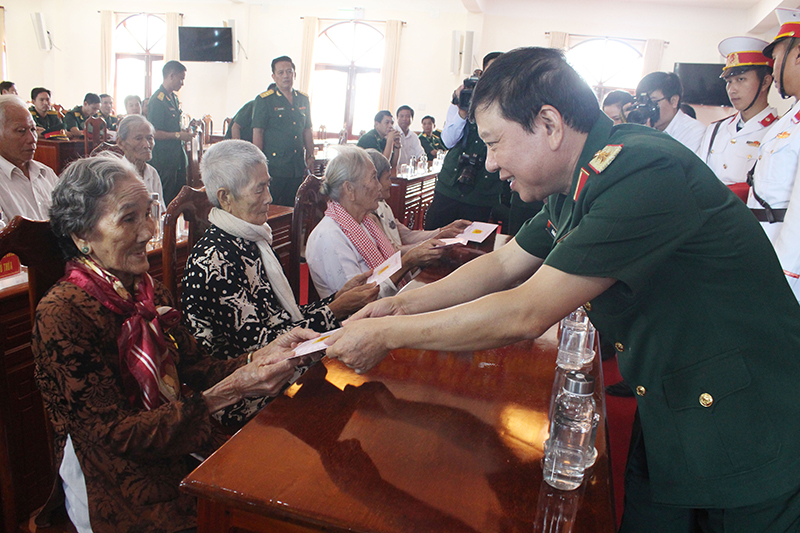 Tổng cục Chính trị: Thăm tặng quà các đối tượng chính sách tại tỉnh Long An