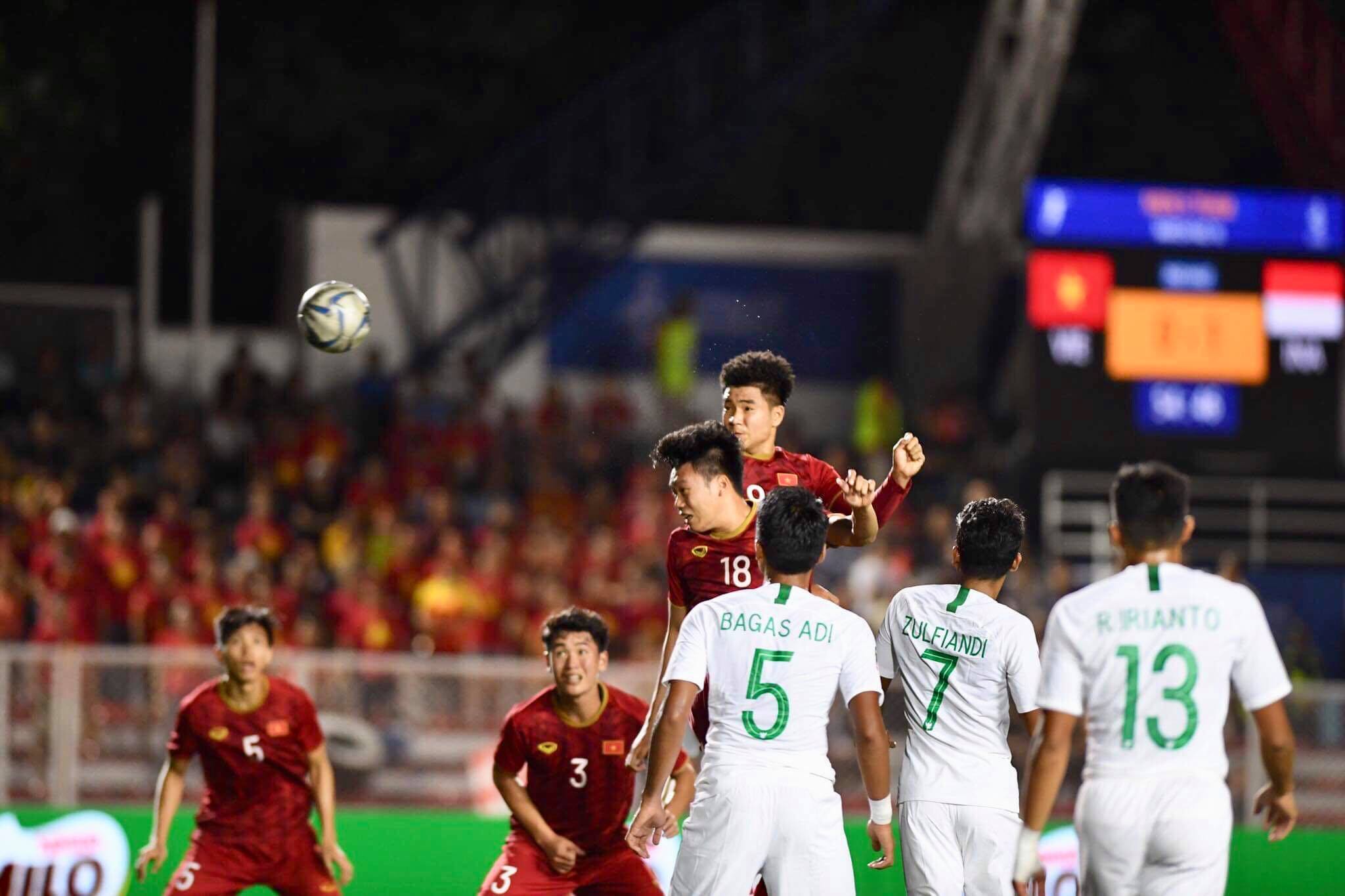 Chờ tin chiến thắng từ U22 Việt Nam