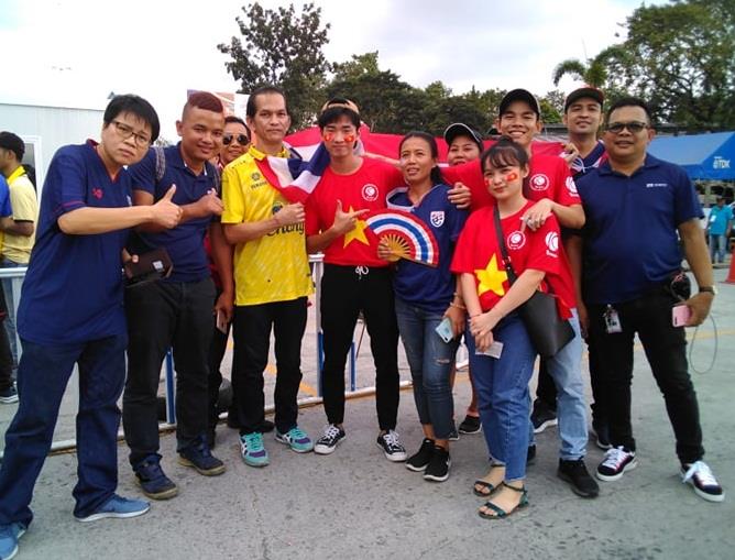 Cổ động viên rủ nhau giao lưu

