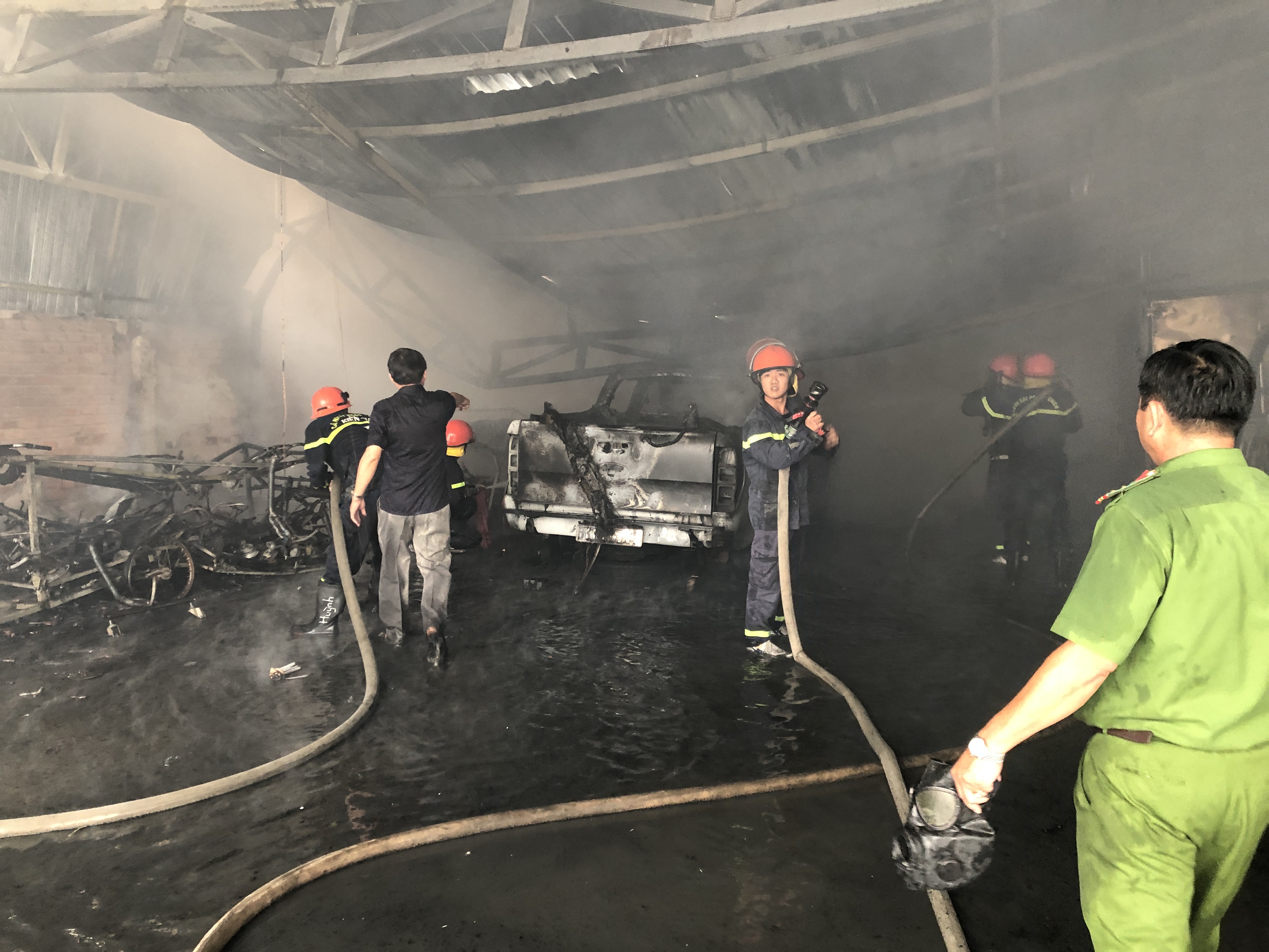 Cháy lớn tại bãi xe tại trung tâm thành phố Rạch Giá