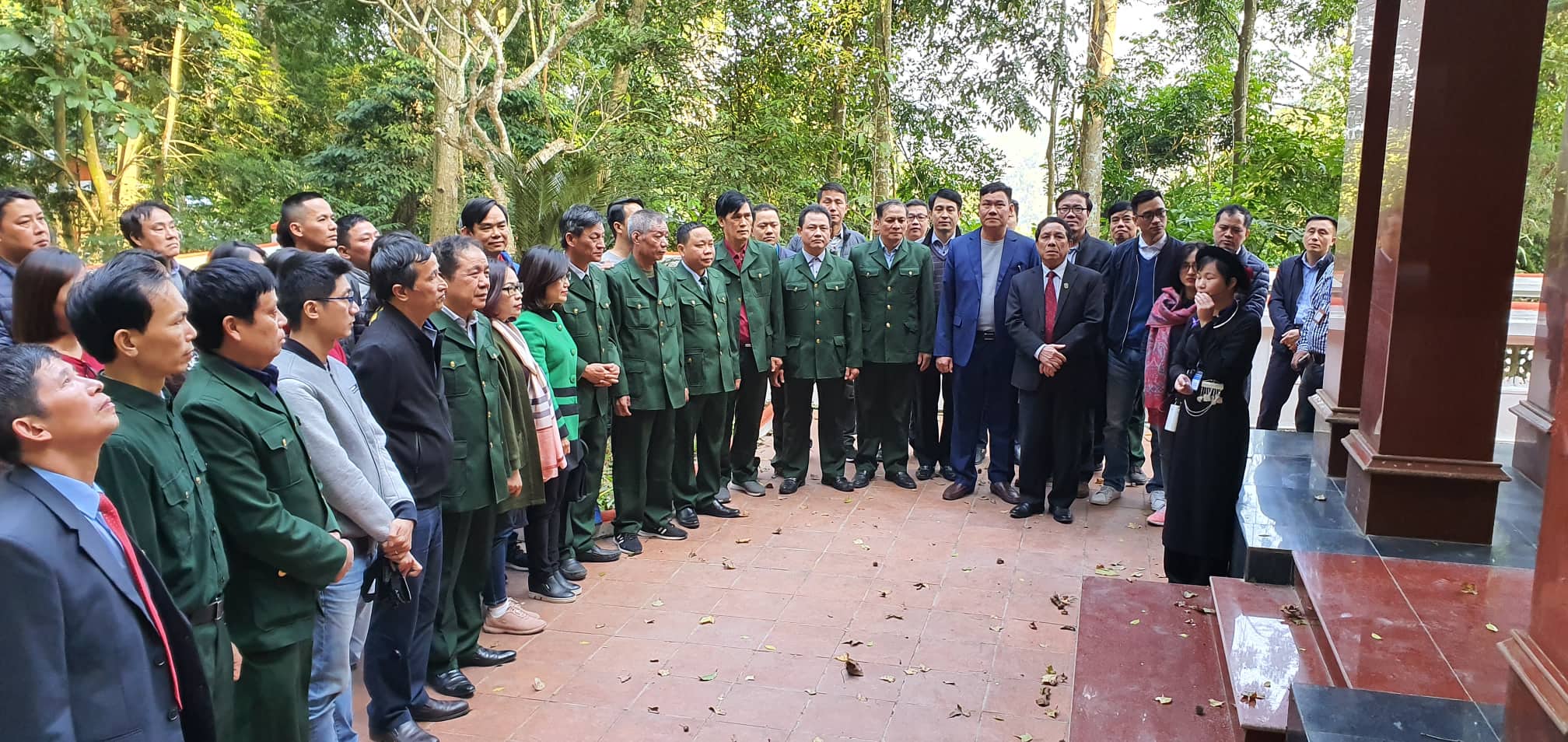 Đoàn công tác Trường Đại học Mở Hà Nội thăm và dâng hương tại khu di tích rừng Trần Hưng Đạo
