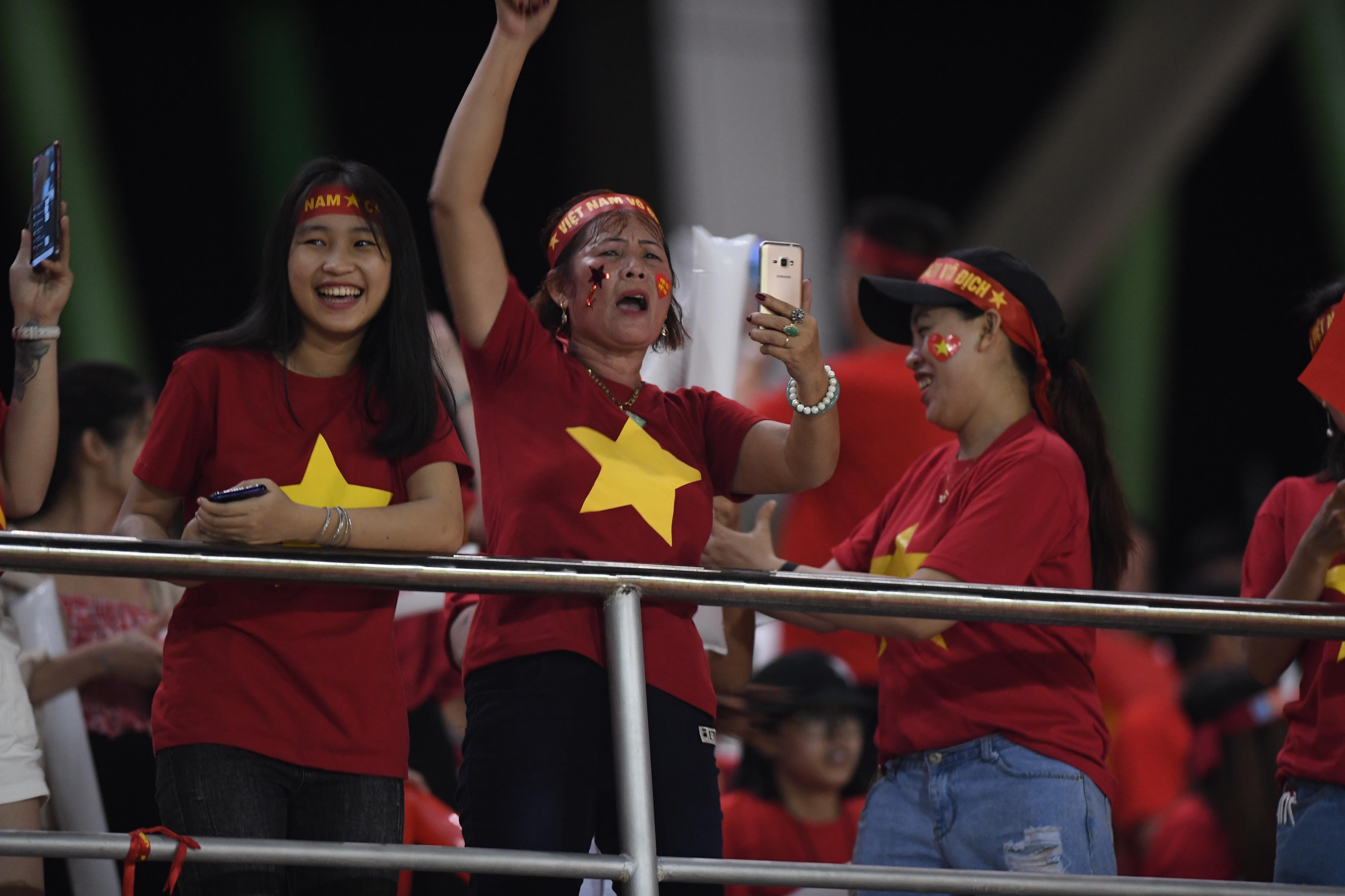 Tình yêu từ khán đài bóng đá nữ