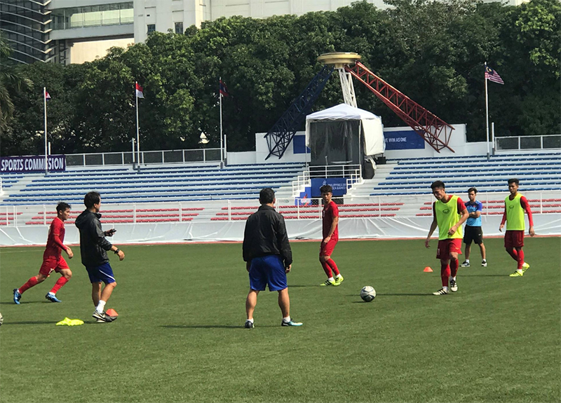 Thầy Park tập cùng thủ môn

