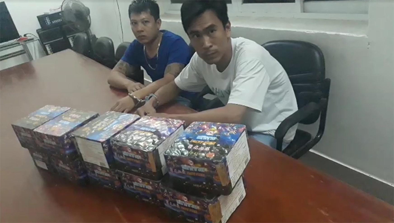 Bắt quả tang 2 đối tượng mua bán pháo hoa trái phép

