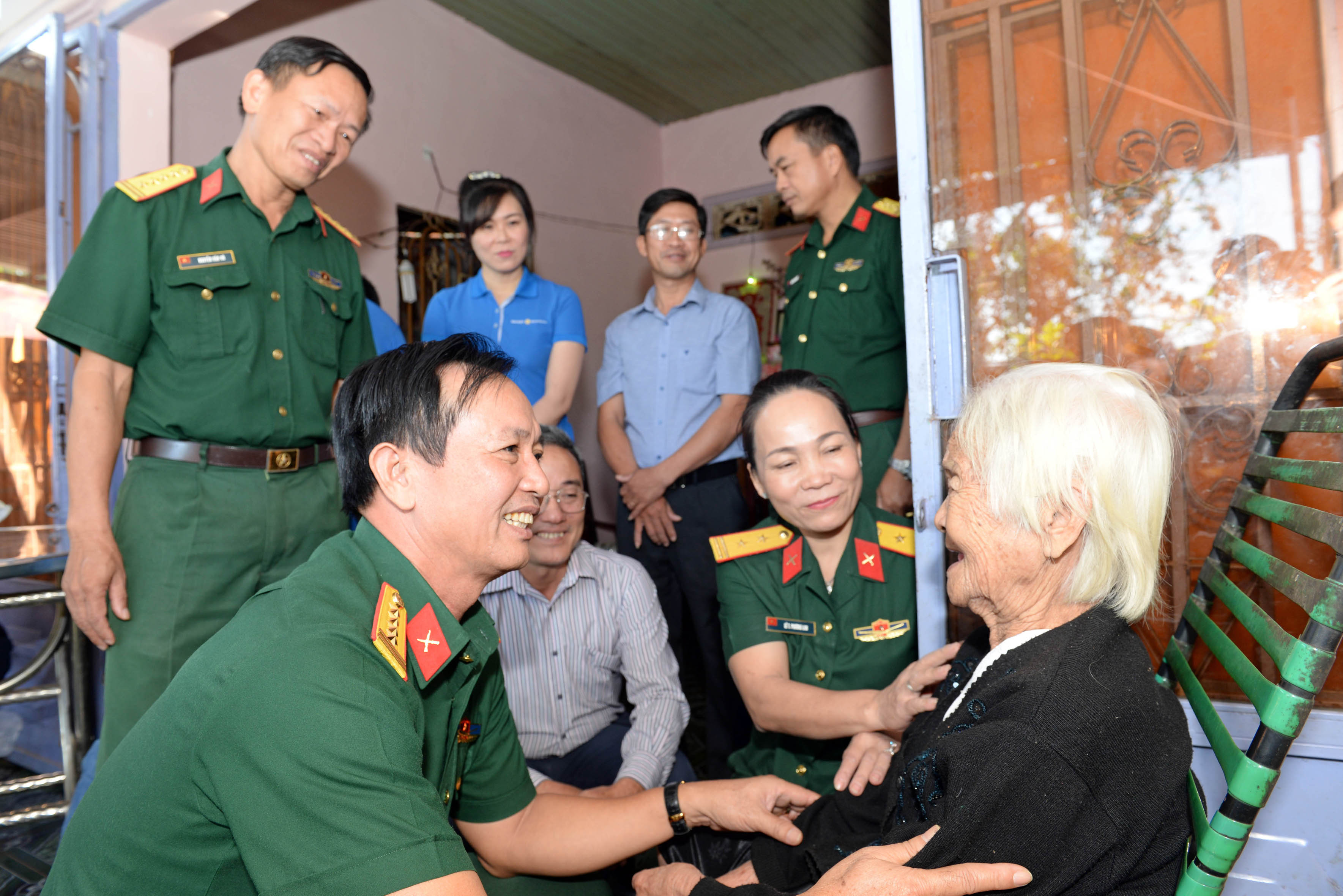 Khám bệnh, cấp thuốc, tặng quà cho bà con huyện Hớn Quản, tỉnh Bình Phước