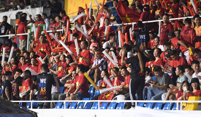 Hàng nghìn cổ động viên Việt Nam 