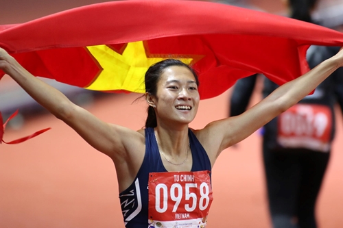 Điền kinh: Tú Chinh vượt qua hai đối thủ nhập tịch của Philippines giành HCV nội dung 100m nữ 

