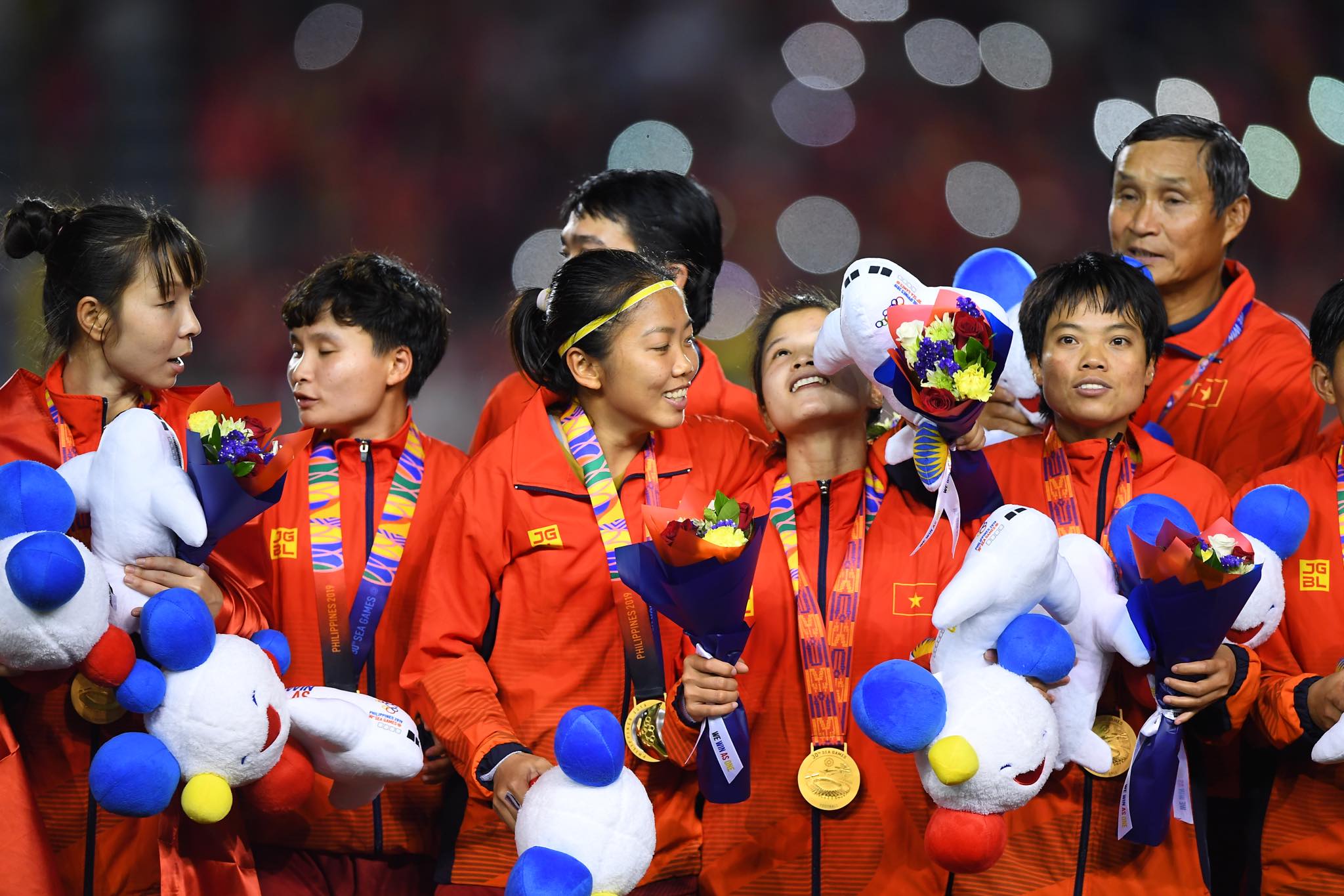 Trung vệ Trần Thị Hồng Nhung kiệt sức sau trận chung kết tối 8-12

