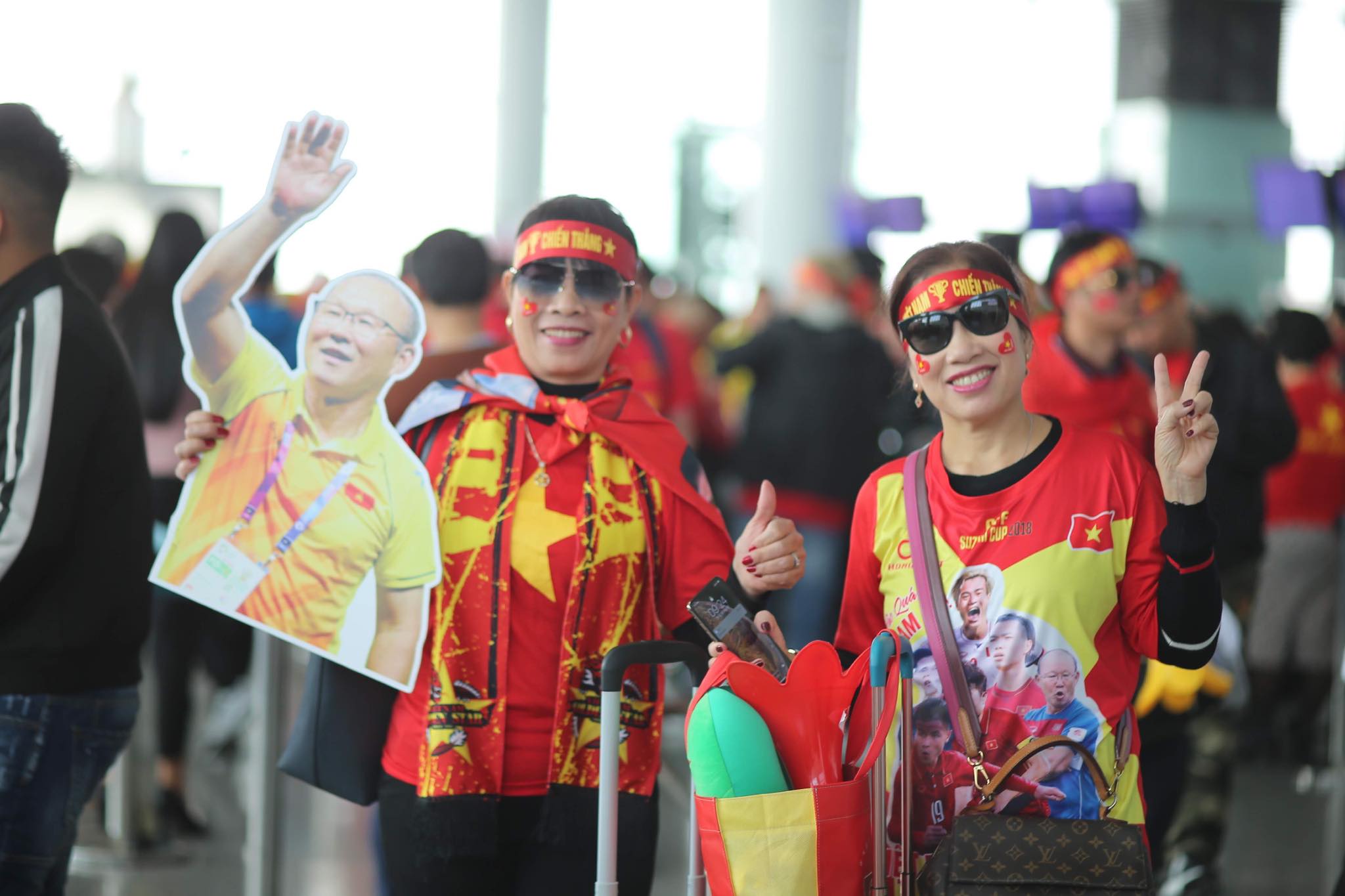 Hàng nghìn cổ động viên lên đường cổ vũ U22 Việt Nam

