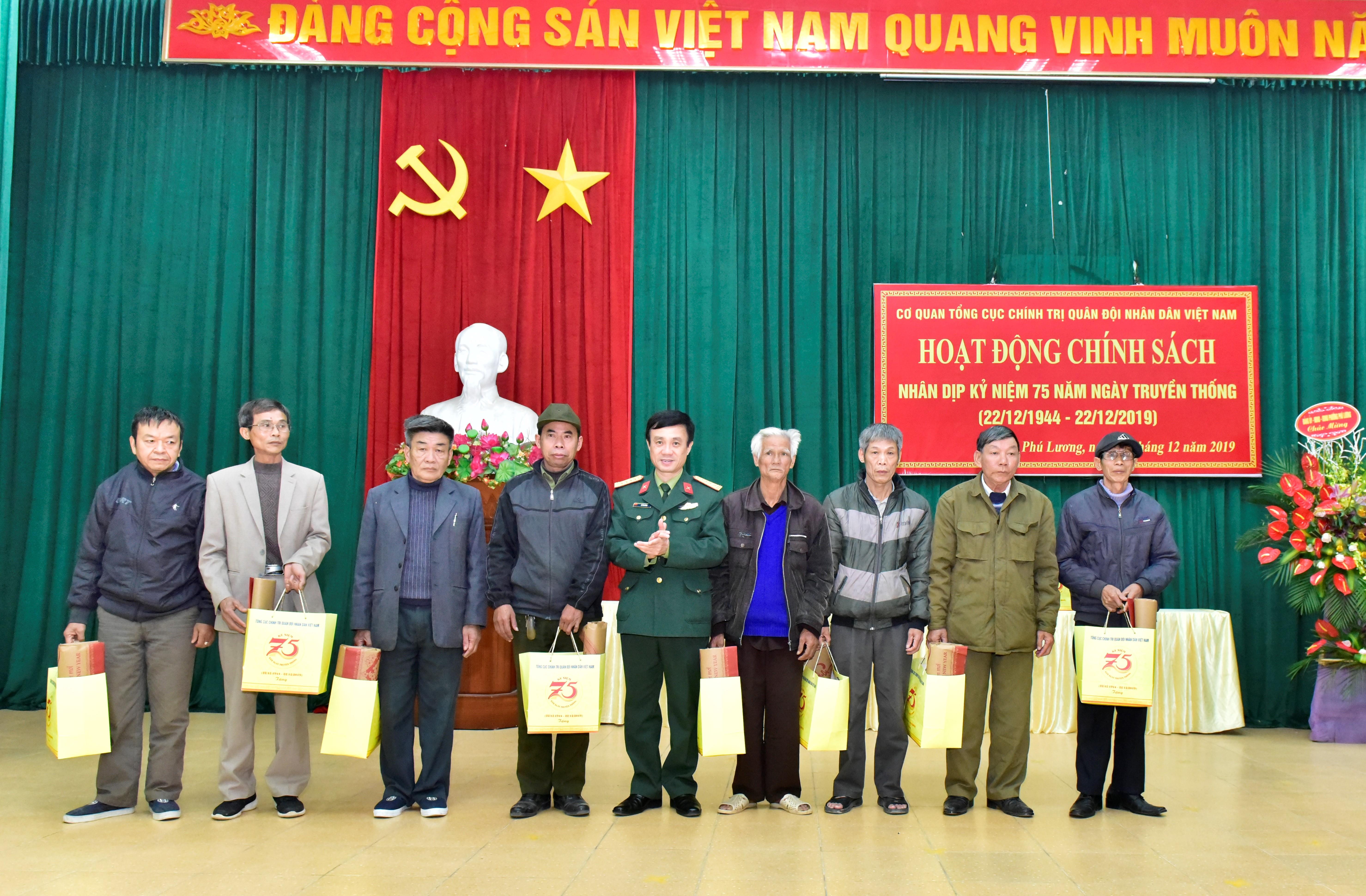 Cục Chính trị, Tổng cục Chính trị trao 30 suất quà tặng người có công