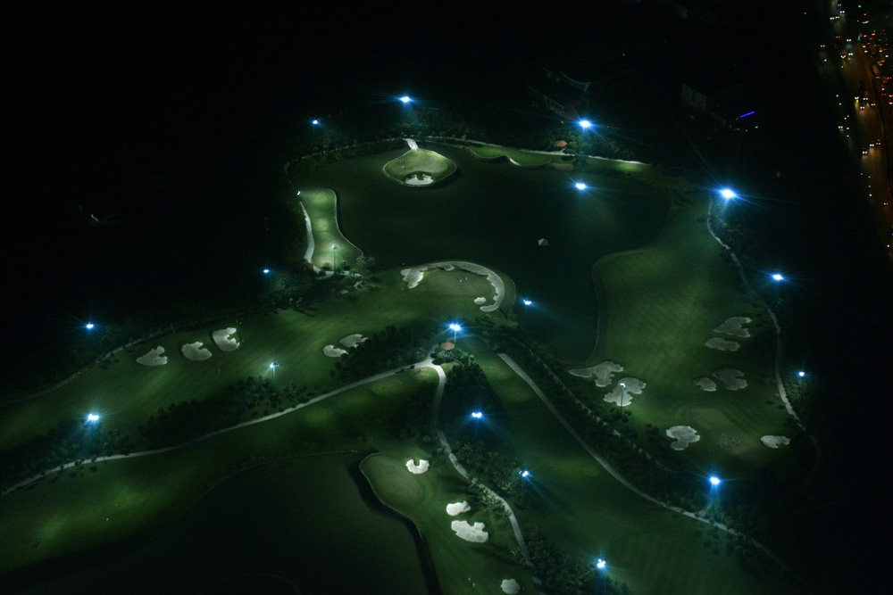 Sân Golf Long Biên phía dưới cánh bay đêm.