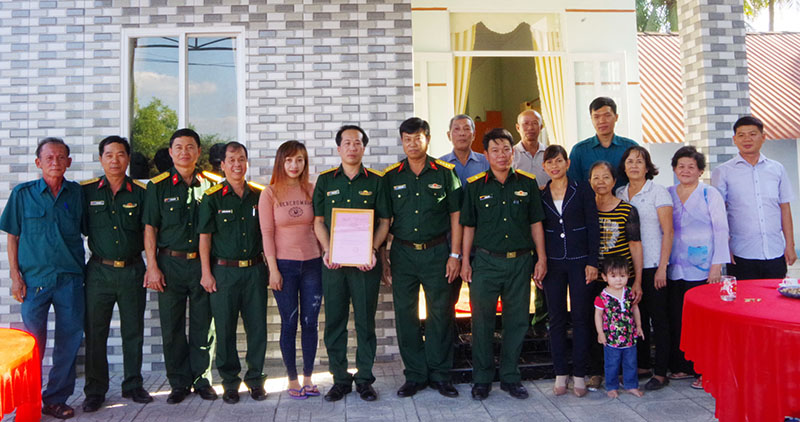 Bộ CHQS tỉnh Tây Ninh bàn giao 2 nhà tình nghĩa tặng quân nhân khó khăn