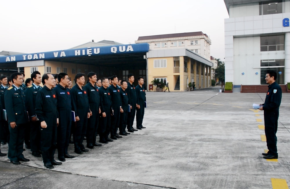 Trên cơ sở kết quả chuyến bay trinh sát khí tượng, Đại tá Đỗ Xuân Hòa (ngoài cùng bên phải), Chỉ huy ban bay, quyết định triển khai bay chính thức và giao nhiệm vụ cho các thành phần.