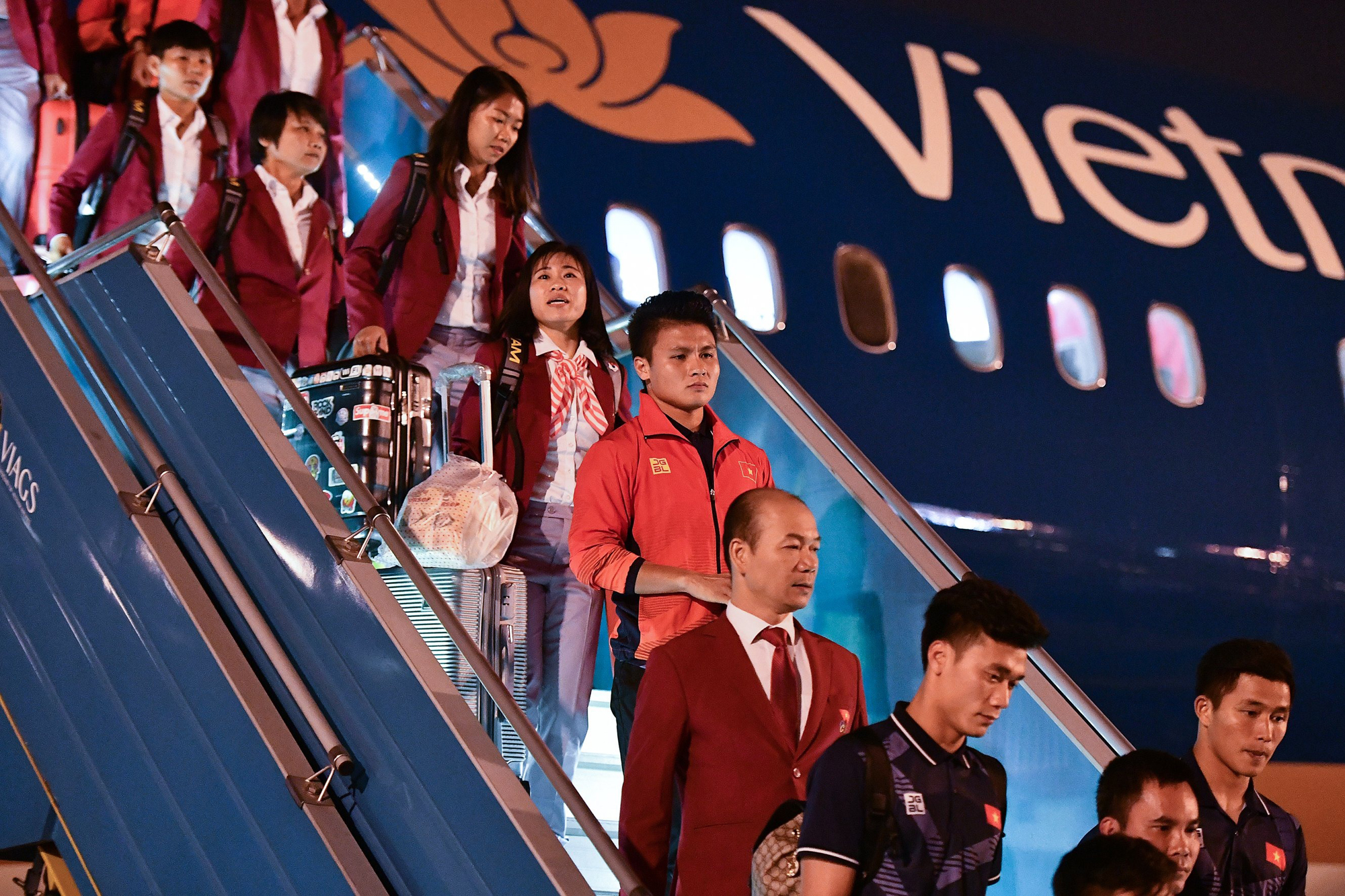 Đội bóng đá nam và nữ về tới Việt Nam trong sự đón chào của người hâm mộ