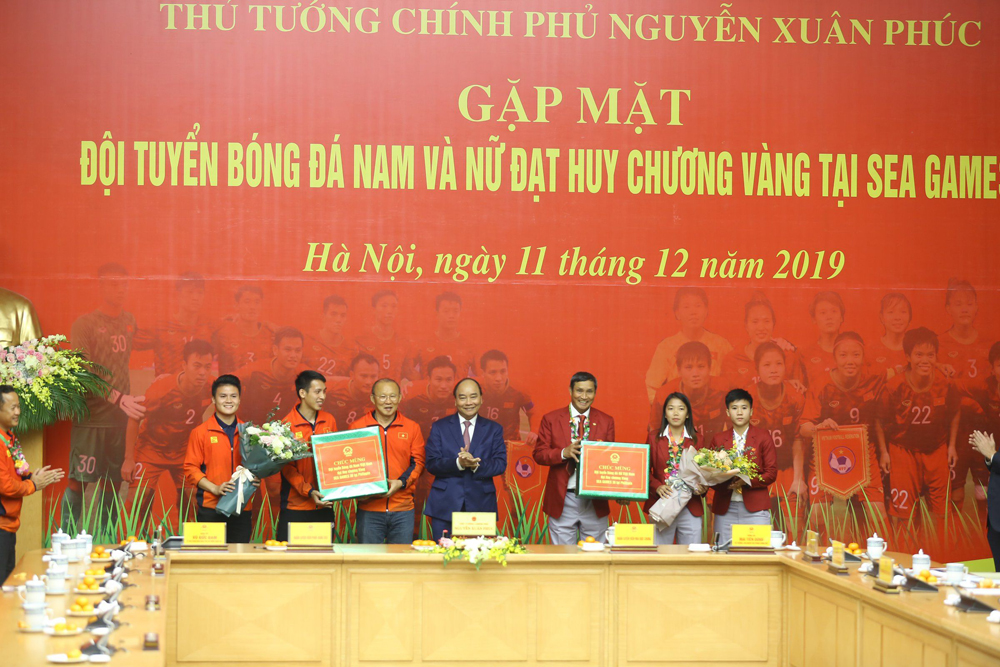 Thủ tướng Nguyễn Xuân Phúc gặp mặt các đội tuyển bóng đá nam và nữ giành HCV tại SEA Games 30