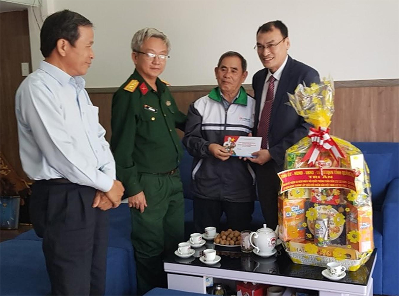 Quảng Ngãi thăm, tặng quà các đối tượng chính sách nhân kỷ niệm 75 năm Ngày thành lập Quân đội nhân dân Việt Nam

