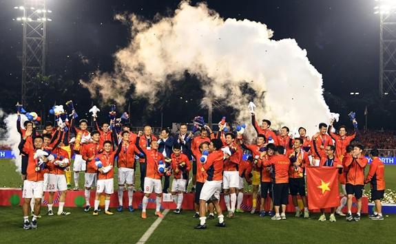 NÊU CAO TINH THẦN VIỆT NAM

