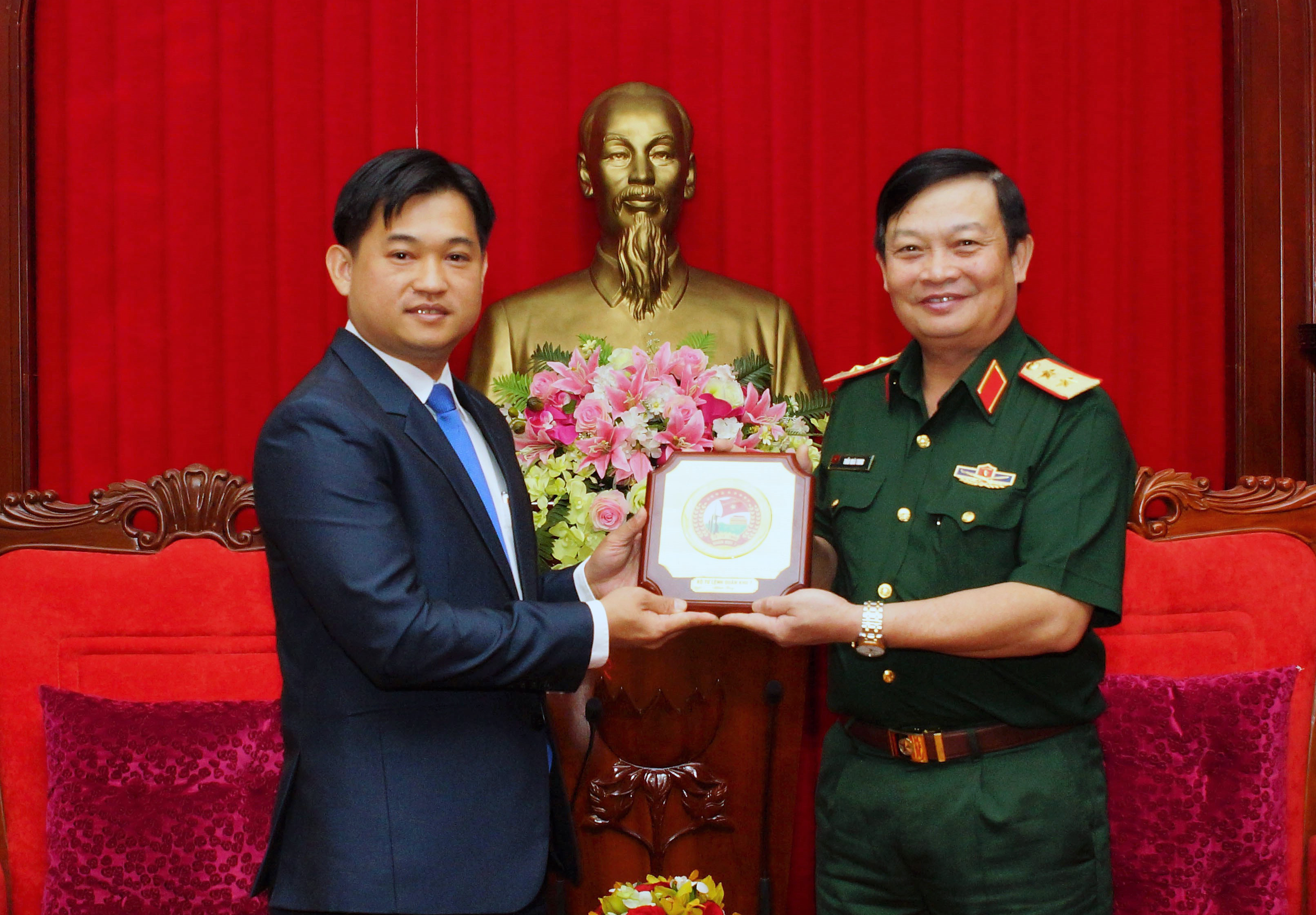 Lãnh đạo Quân khu 7 tiếp Tổng Lãnh sự Vương quốc Campuchia