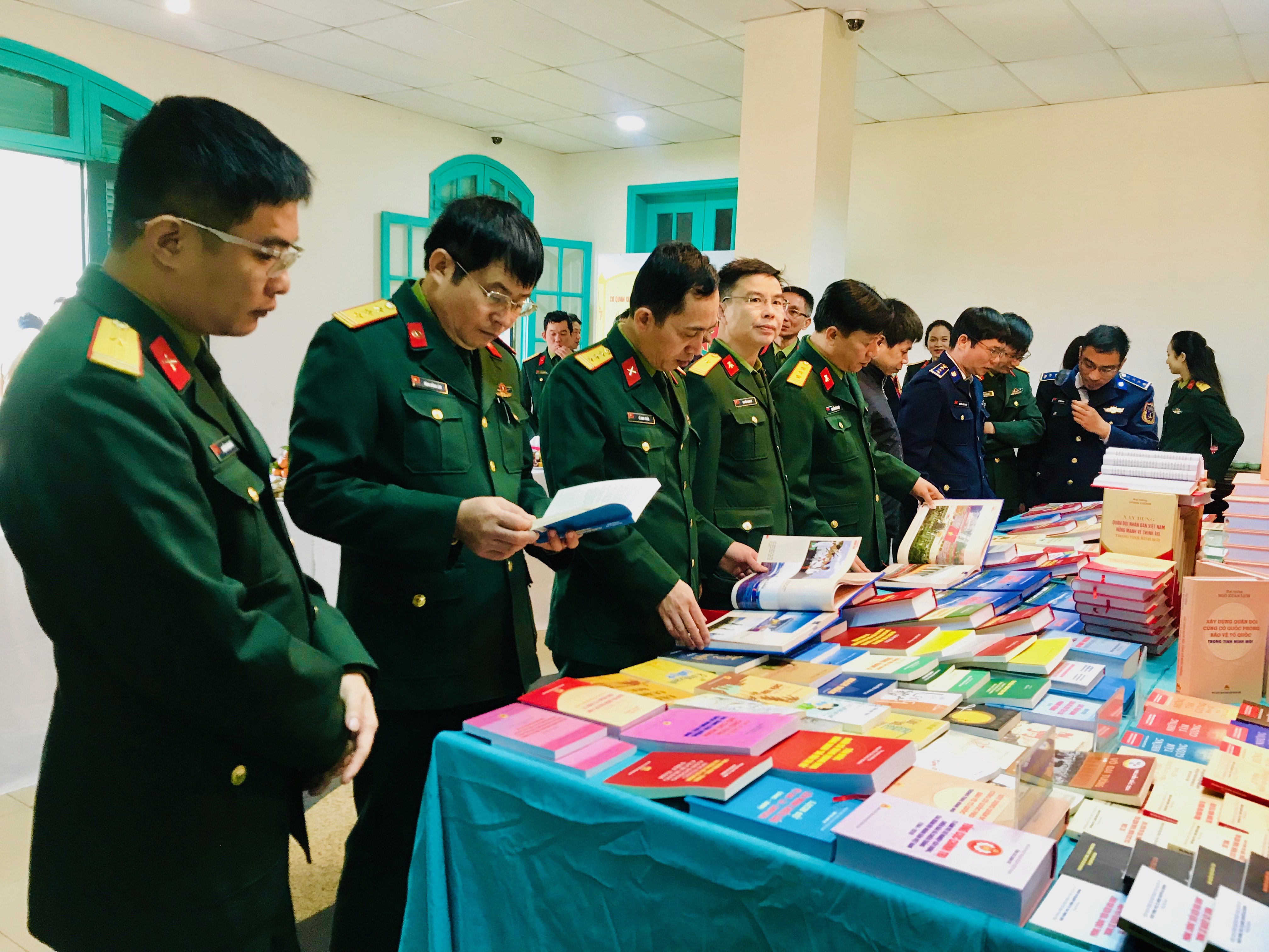 Nhà xuất bản Quân đội nhân dân giới thiệu sách và gặp mặt cộng tác viên